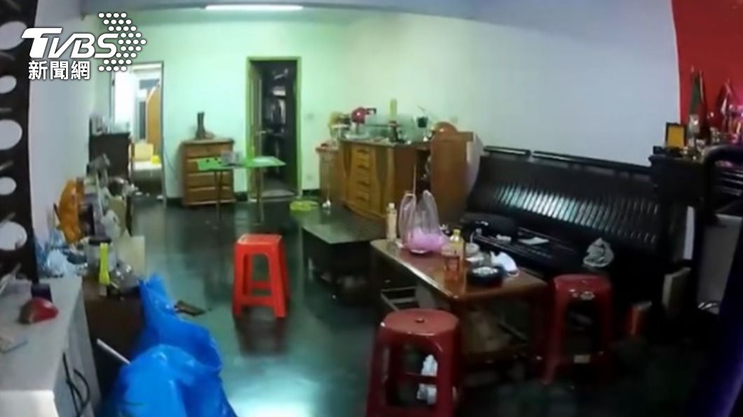 警方接獲被害人報案後到囚禁處查看。（圖／TVBS）