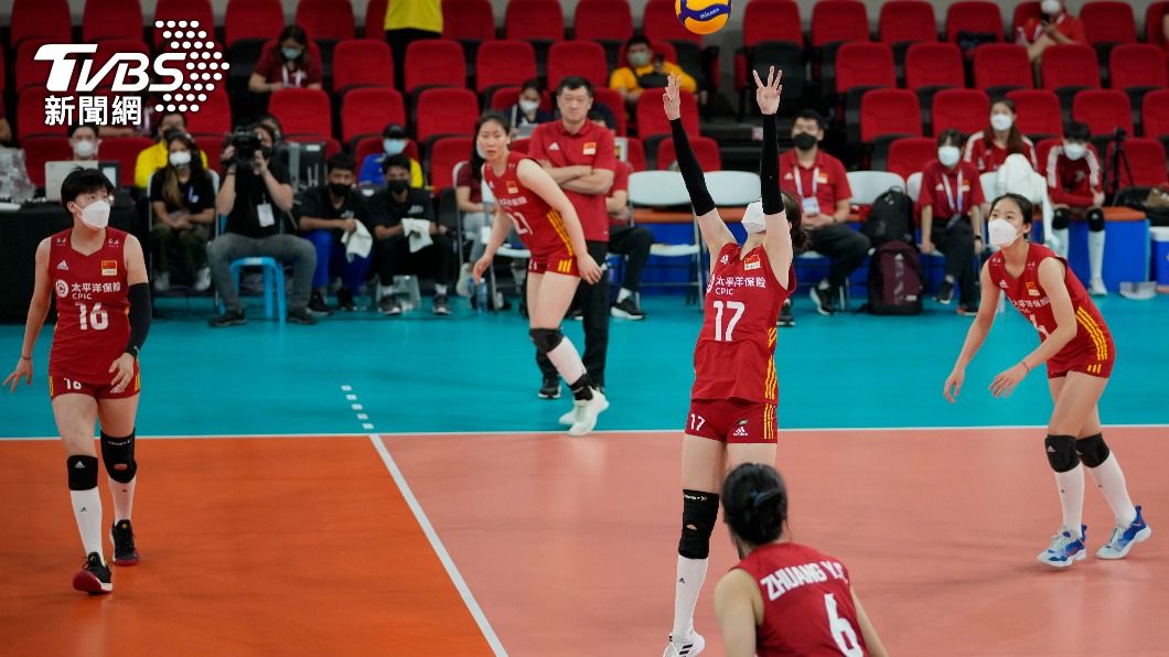戴口罩上場比賽的中國女排代表隊。(圖/達志影像美聯社)