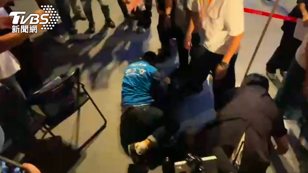 國民黨中央委員徐正文鬧場全代會,遭一名疑似黨代表的男子毆打在地。(圖/TVBS)