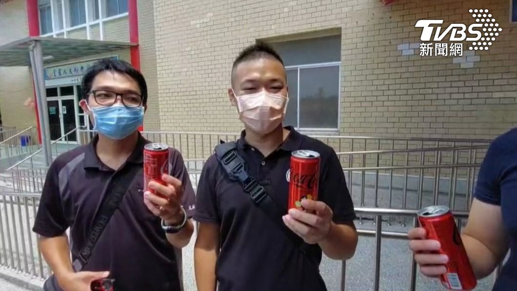 愛喝可樂!凃明誠同學人手一罐送行 勸仇警網紅:以後很辛苦