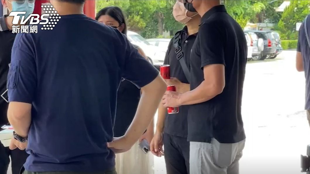 特定帶凃生前愛喝的可樂。(圖/TVBS)