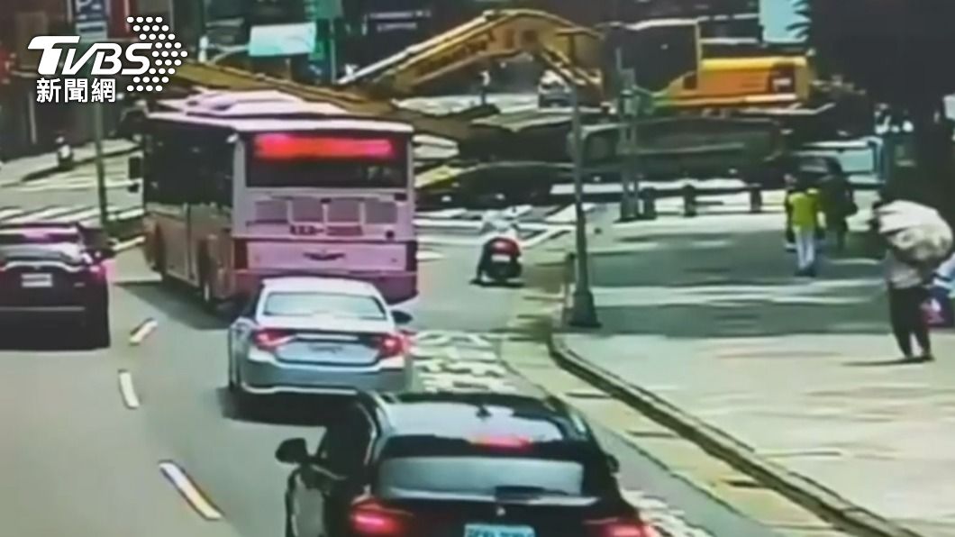 拖板車附載挖土機超長釀禍。(圖/TVBS)