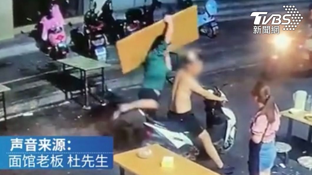 主人與麵館老闆騎電動機車追回長桌