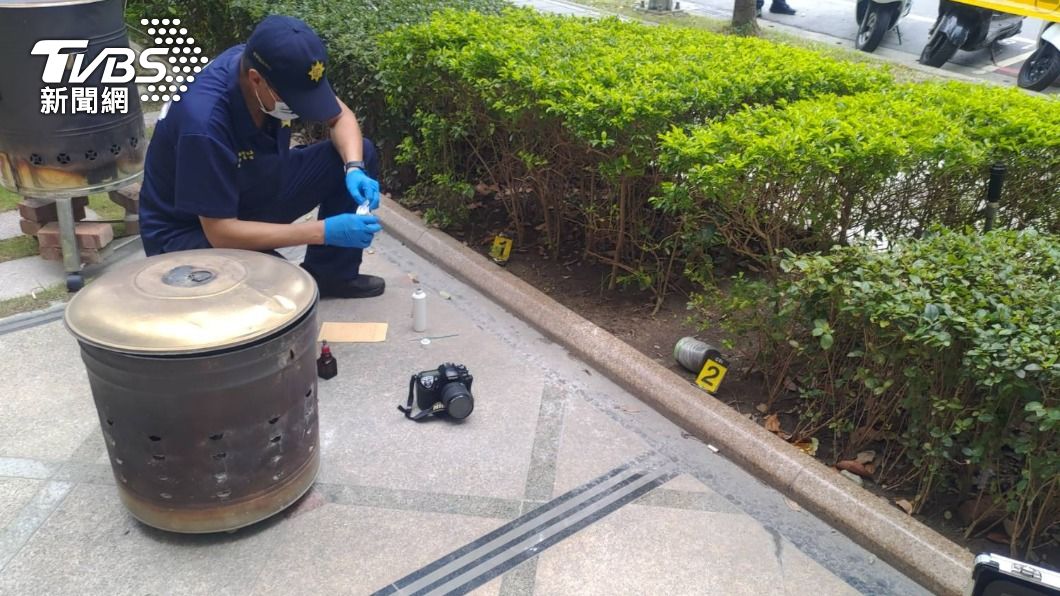 開發公司外花圃疑遭人放爆裂物 警急拉封鎖線防爆毯移除