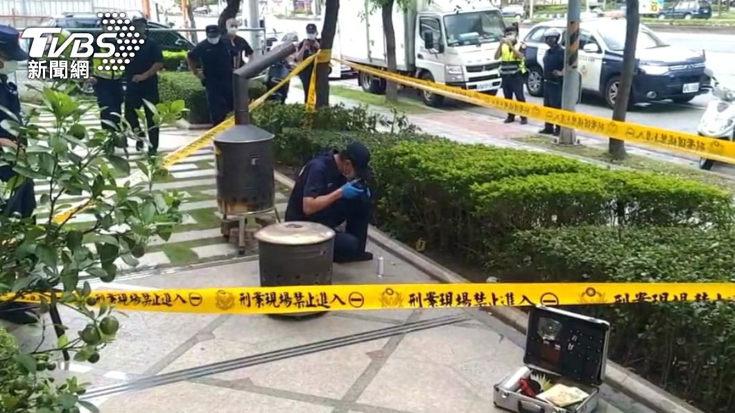 員警後續利用防爆毯移除疑似爆裂物。（圖／TVBS）
