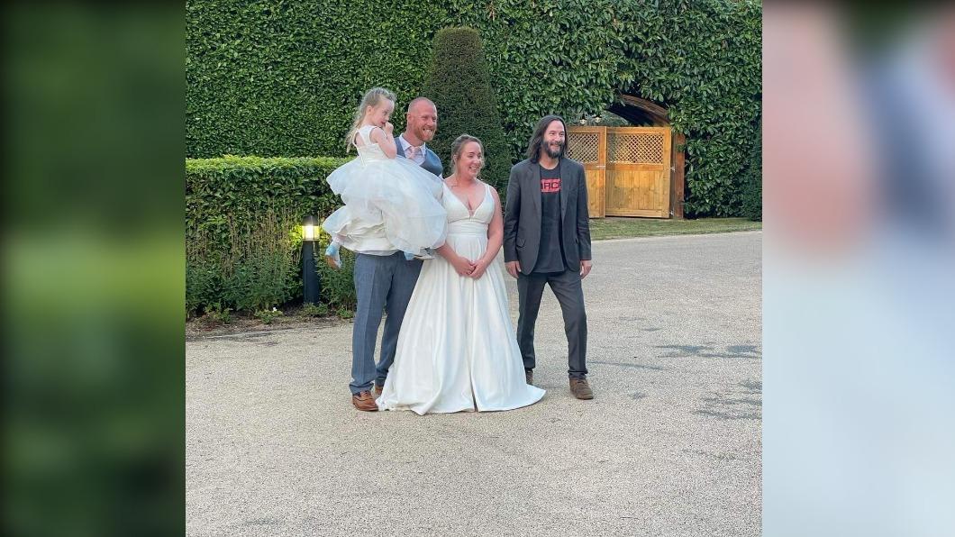 真的來了!酒吧巧遇偶像隨口邀 基努李維驚喜現身粉絲婚禮