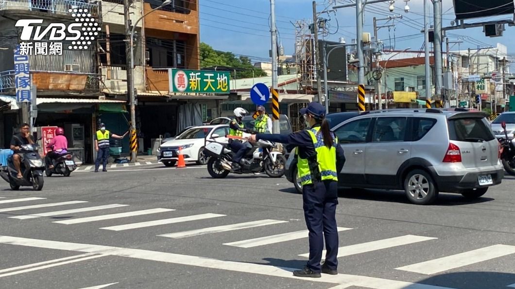 警方須加派人力調度車道、指揮交通。(圖/TVBS)