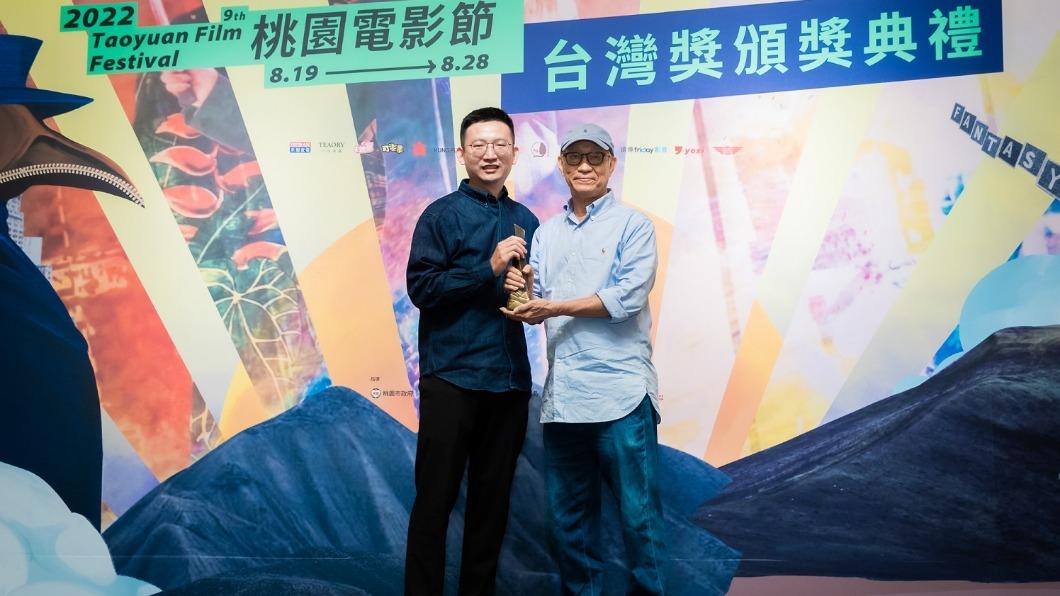 資深電影人廖慶松(右)頒發最佳影片給《看海》導演林柏瑜。(圖/桃園電影節提供)