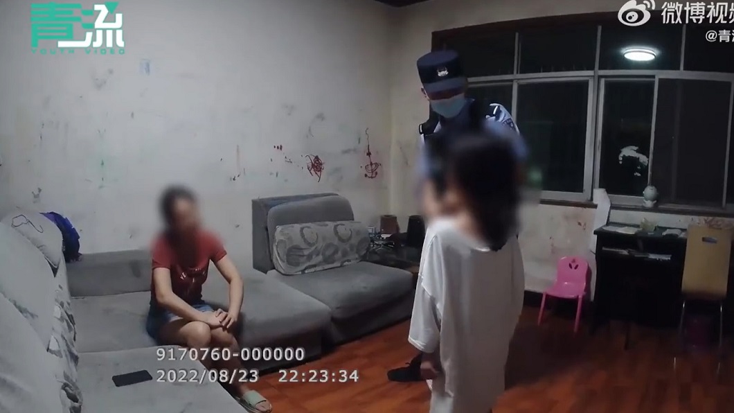 員警到場得知事情原委後告誡女童別亂打電話報警。(圖/翻攝自青流視頻)