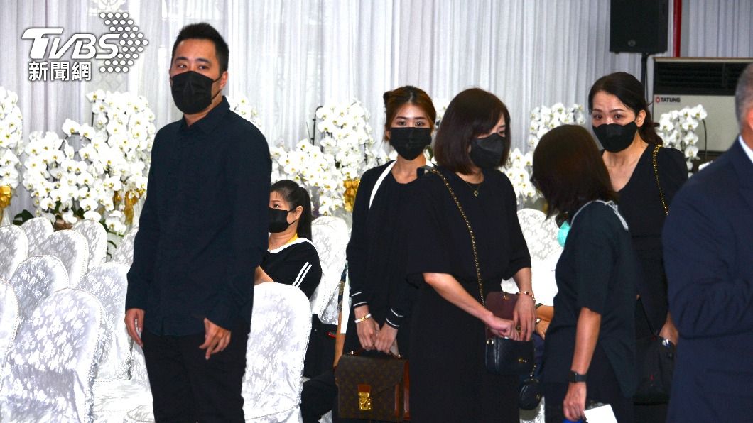 余祥銓（左1）、余筱萍（左3）抵達。（圖／許方正攝）