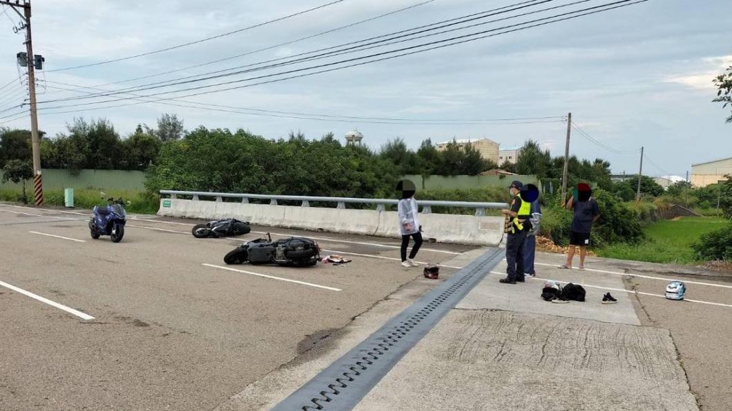 其中2名男大生的機車撞在一起,另1名男大生則為閃避也摔車。(圖/警方提供)