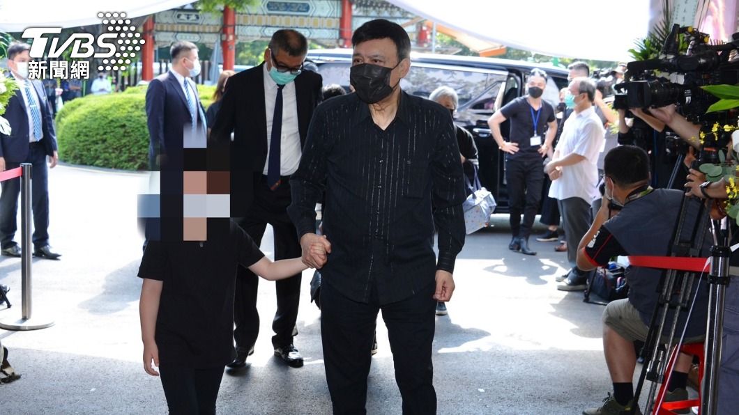 女兒樂樂緊牽余天的手,到告別式送余苑綺最後一程。(圖/許方正攝)
