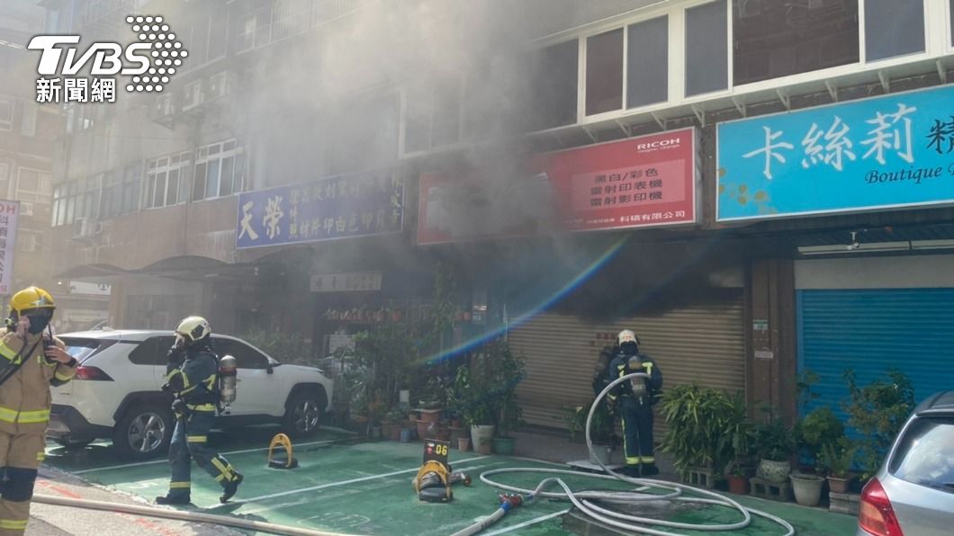 快訊/北市影印店不明原因起火!狂竄濃煙 警消射水救援
