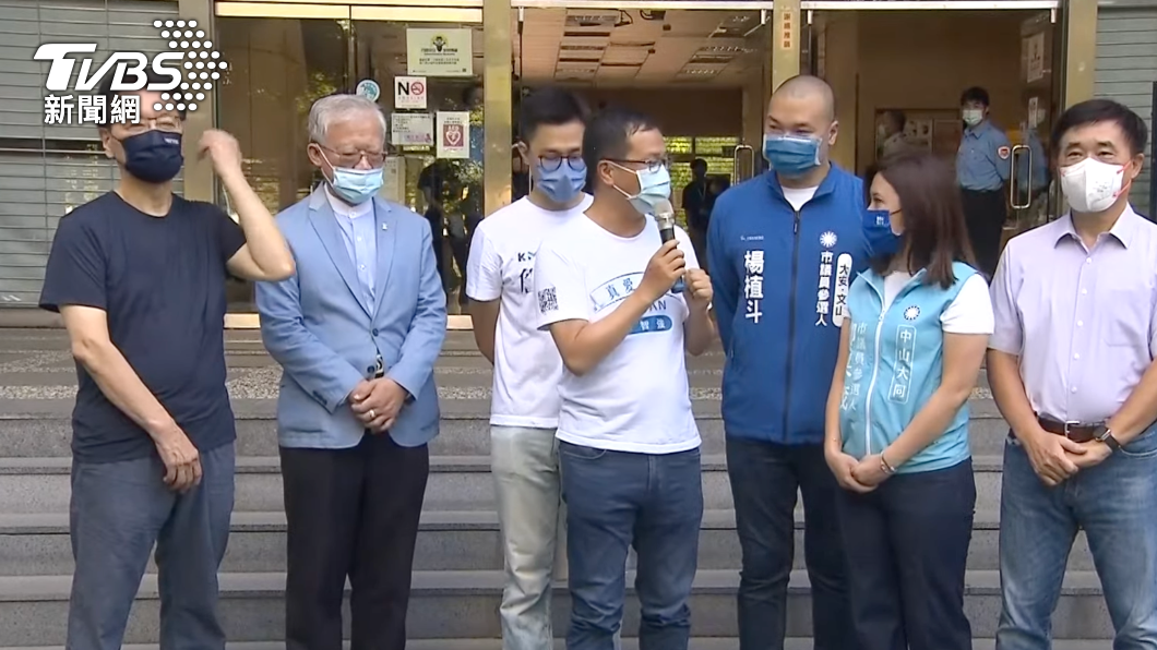 趙少康、羅智強等人陪同國民黨市議員參選人登記。(圖/TVBS)