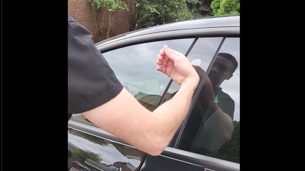 超狂車主將晶片植入手中!揮手就可開車門 還能當信用卡結帳