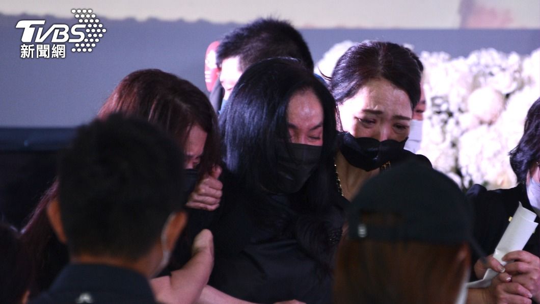 李亞萍哭到需人攙扶。（圖／許方正攝）