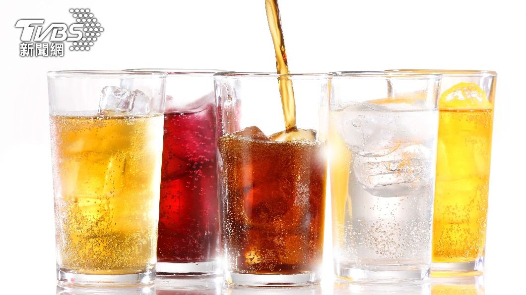 營養師分享夏日常見飲品每100ml數值的熱量排行。（示意圖／shutterstock達志影像）