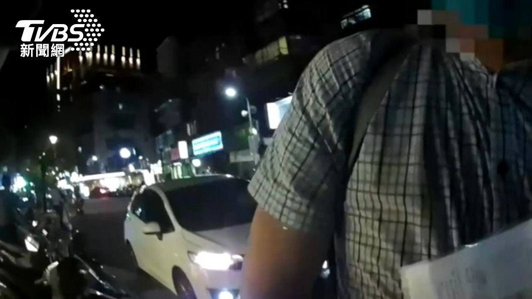 警方在案發地點附近巡邏時,發現黃男又要對別的女性下手。(圖/TVBS)