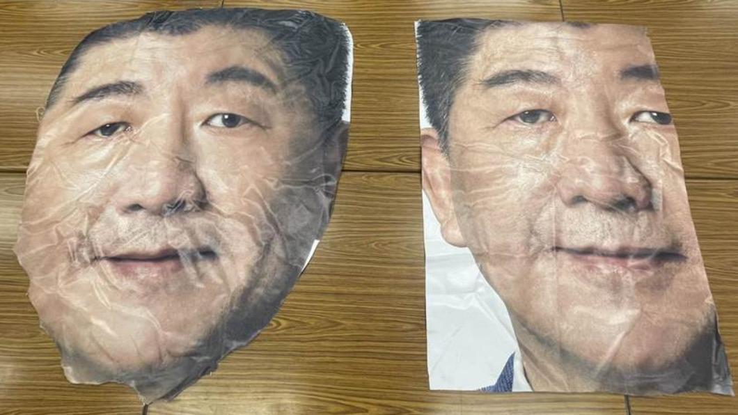警方在劉男家中找到陳時中遭割下的競選布條照片。(圖/翻攝畫面)