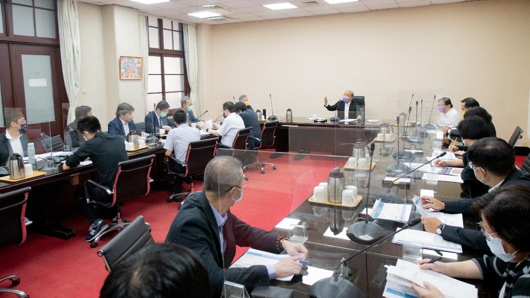 入境人數、中秋烤肉群聚增　蘇貞昌：密切觀察疫情發展
