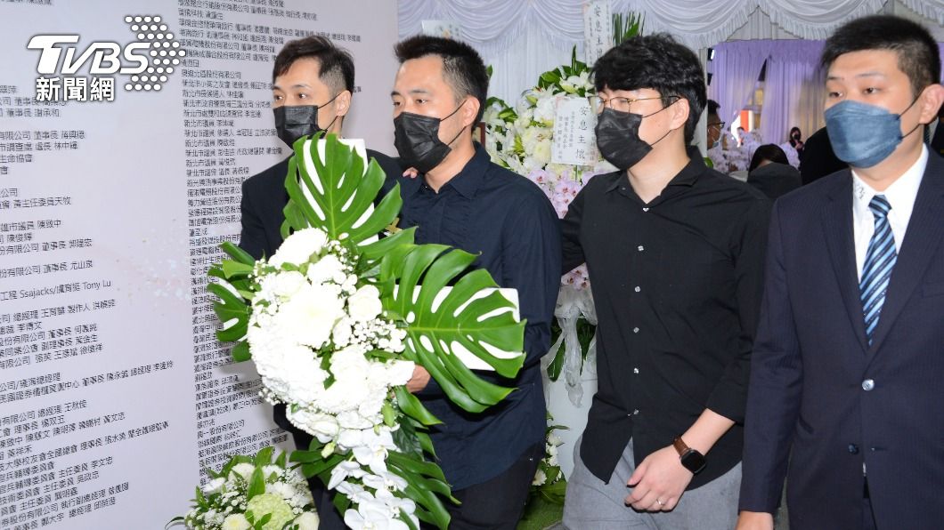 余祥銓(左二)和余苑綺老公Gary(右二)。(圖/許方正攝)