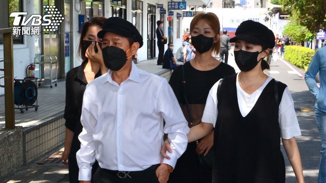 黃西田與黃露瑤、謝金晶向余苑綺道別。（圖／許方正攝）