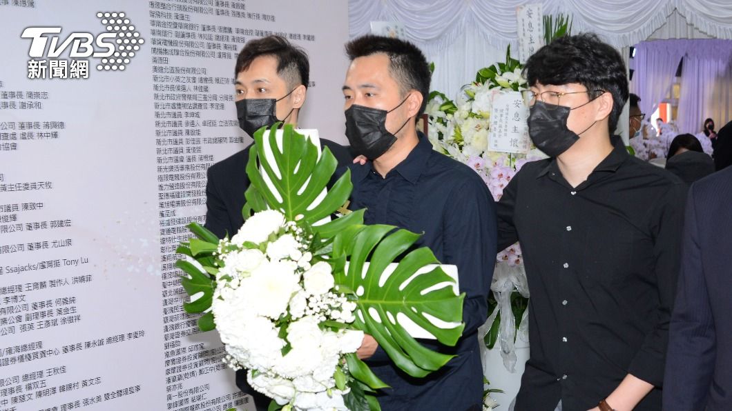 全家忍痛送別!余苑綺棺木抵二殯火化 余祥銓不捨二姊頻拭淚