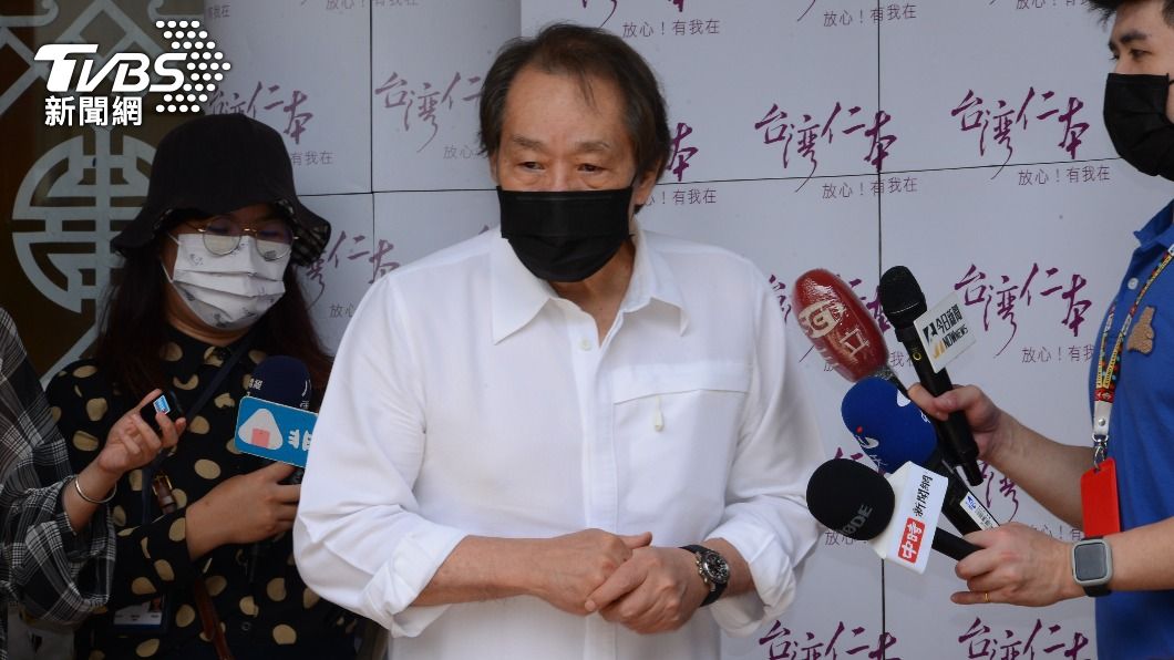 張魁不捨余天白髮人送黑髮人。(圖/許方正攝)