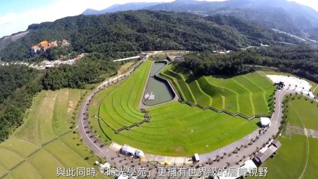 余苑綺的長眠地風景優美,可以俯瞰整個園區。(圖/翻攝自擁恆文創園區YouTube頻道)