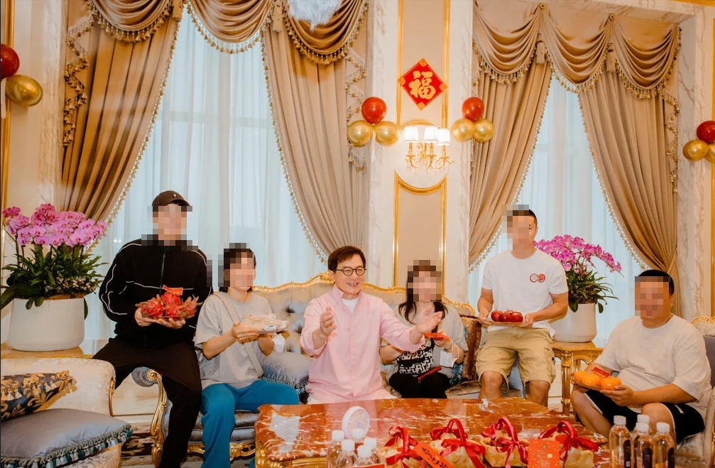 成龍邀請好友到家中作客。(圖/翻攝微博)