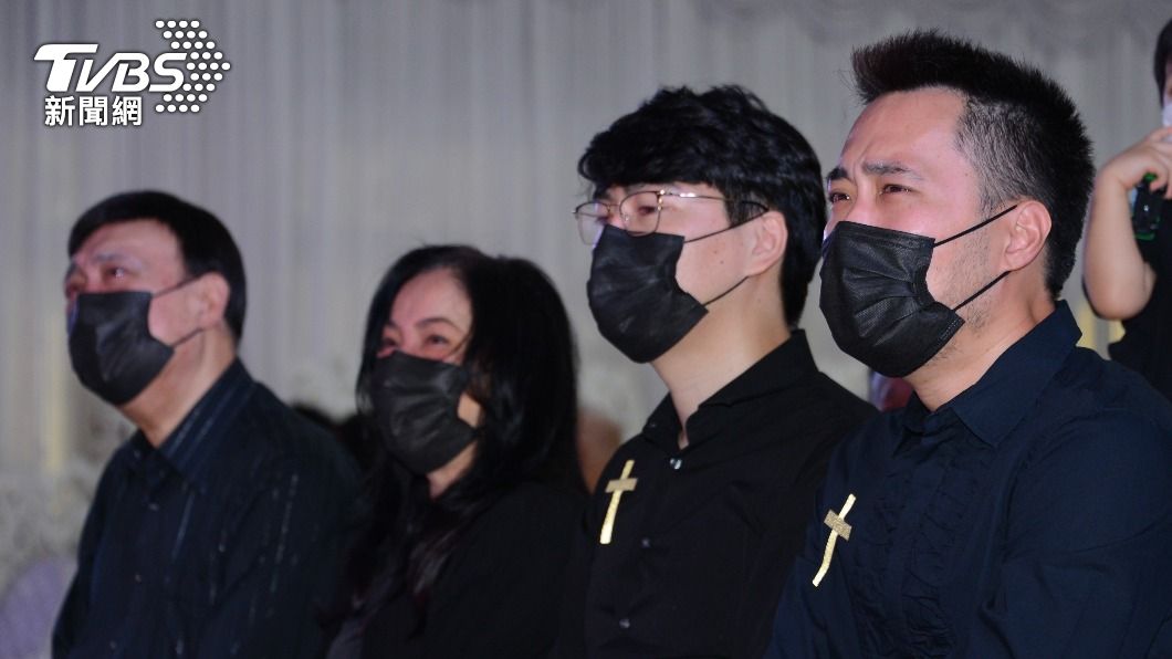 余天家人不捨淚崩。(圖/許方正攝)