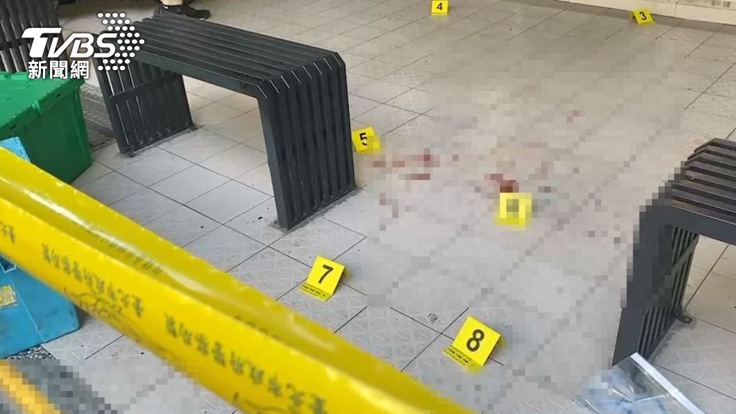 超商外頭都是血跡。(圖/TVBS)