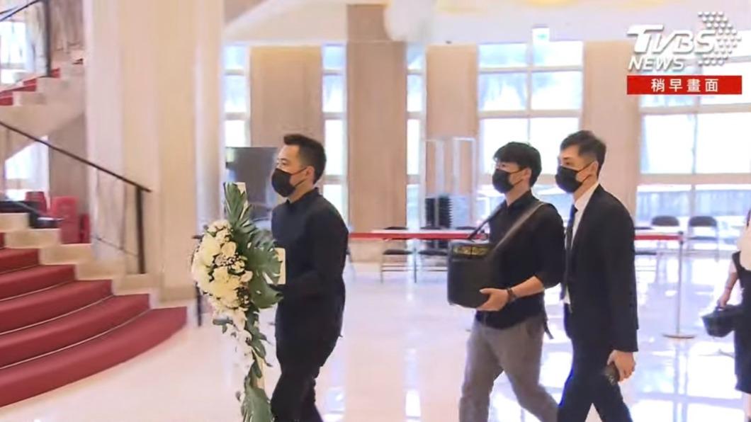 余祥銓（左）、Gary（中）捧斗抵達。（圖／TVBS）
