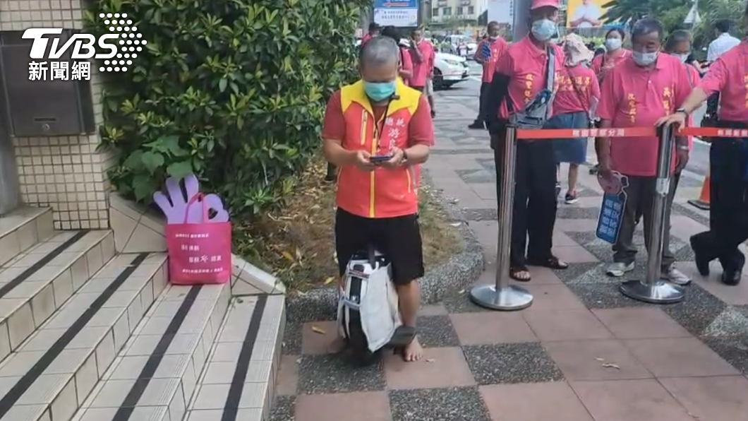 游良福今天赤腳騎電動車到選委會登記。(圖/TVBS)