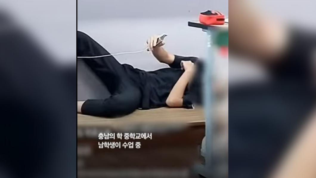 男學生疑似躺在講台上拿手機拍攝老師。(圖/翻攝自중앙일보youtube)