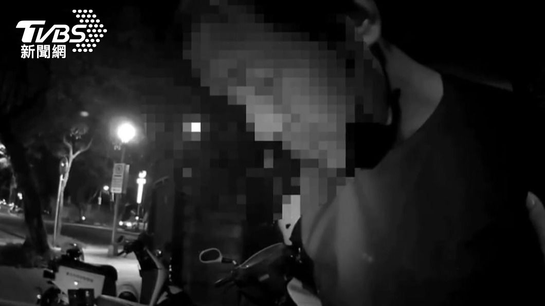 承辦竊盜案的員警於巡邏時,發現男子蹤影將他逮捕。(圖/TVBS)