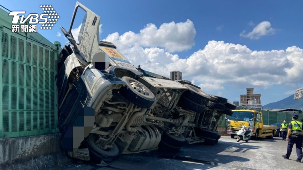 士林百齡橋上砂石車翻覆!撞毀整片隔音牆 駕駛命大無傷