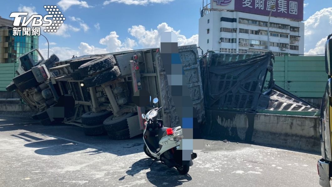 警方獲報後趕抵現場。（圖／TVBS）