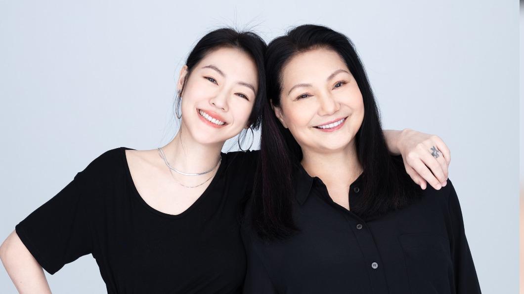 小S(左)和S媽主持節目。(圖/金星文創提供)