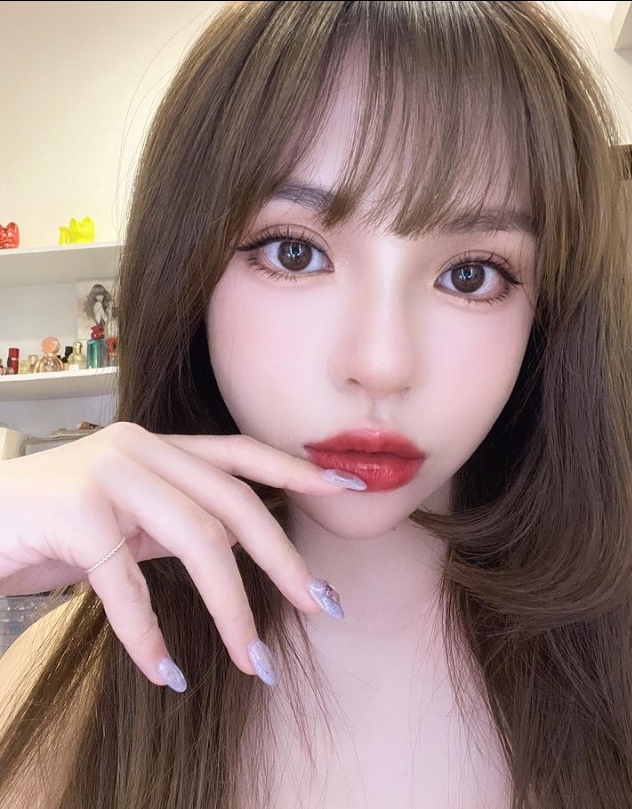 斯亞屢被質疑整形。(圖/翻攝自siya0103 IG)