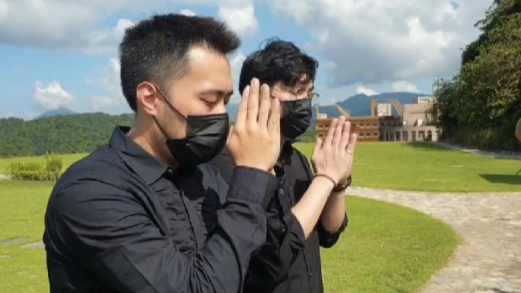 余祥銓和Gary向豬哥亮致意。(圖/擁恆文創園區提供)
