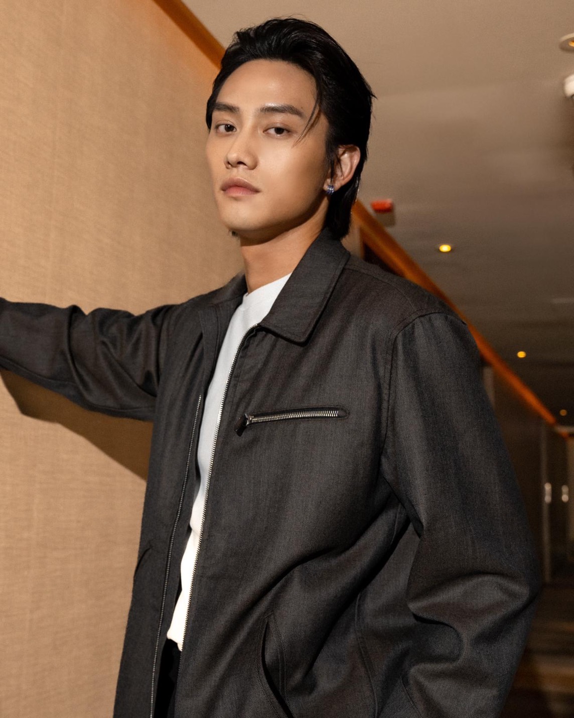 范少勳在剛出道時曾經受過大傷。化妝 / 小紀@giwewe;髮型/ Rick @zoomhairstyling。(圖/Lin U Wang @0uwang攝影)