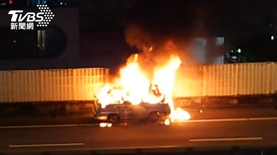 台北市民大道橋上火燒車 竄猛烈火勢黑煙直衝天際