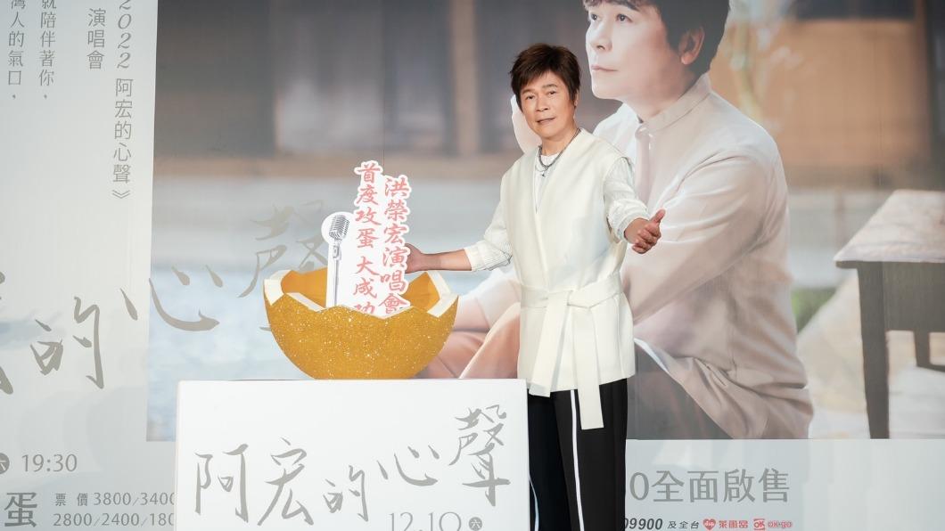 洪榮宏小11歲老婆現身合體談喜事 她佐證「胸肌很發達」