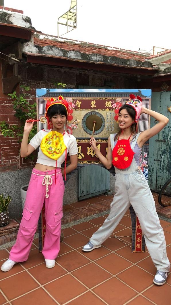 2人毫無包袱,在出外景時也能互相照顧。(圖/三立提供)