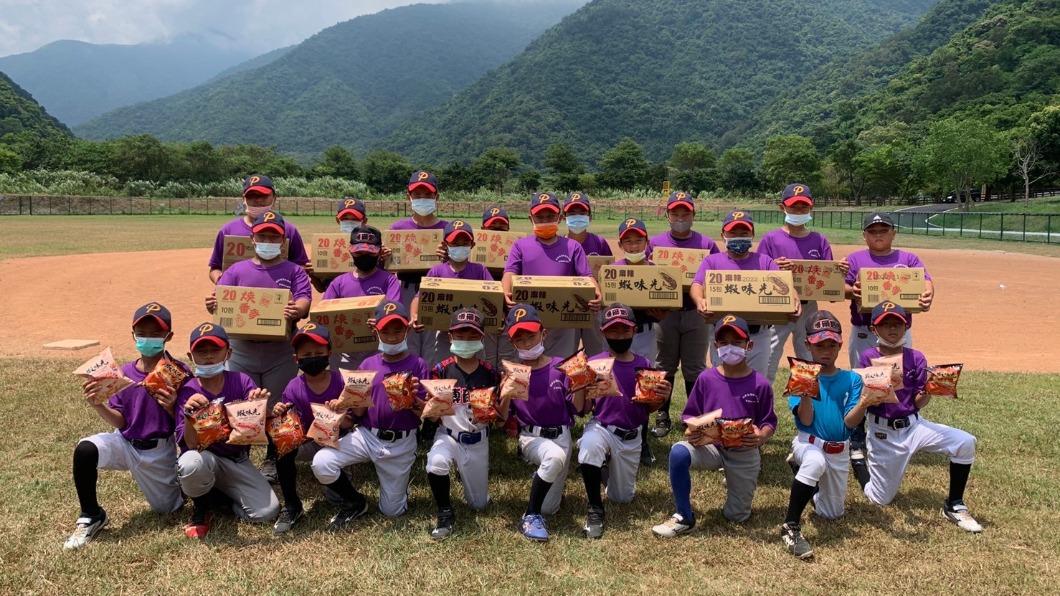 「公益做袂先」!零食企業贊助蓬萊國小棒球隊（圖/裕榮食品提供）