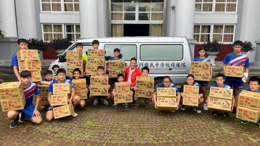 「公益做袂先」!零食企業贊助石門國中橄欖球隊（圖/裕榮食品提供）