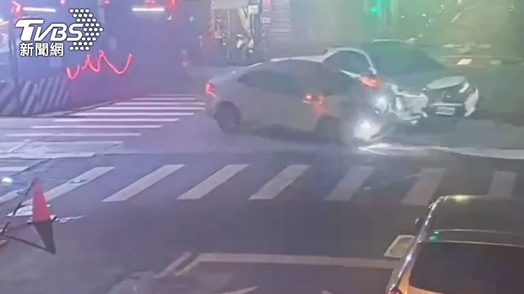 小轎車搶快闖紅燈攔腰撞休旅 2車撞進騎樓4人傷