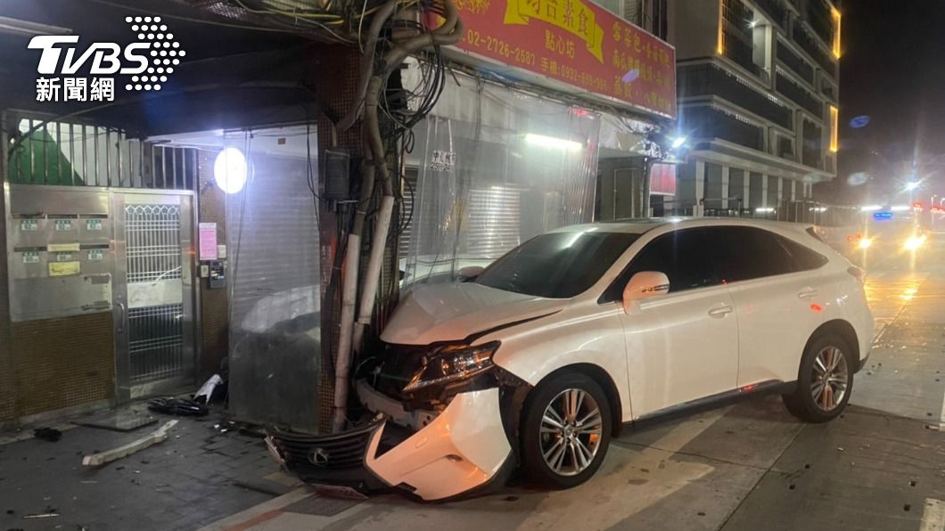2車在路口發生碰撞後又滑行撞進騎樓才停下。(圖/TVBS)