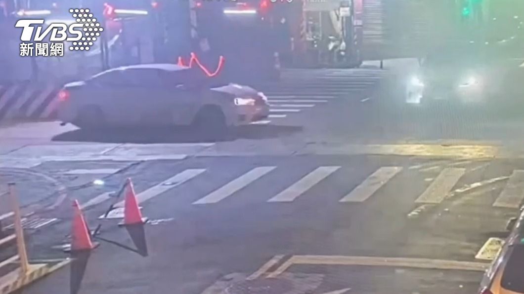 路口監視器拍下小轎車闖紅燈的瞬間。(圖/TVBS)